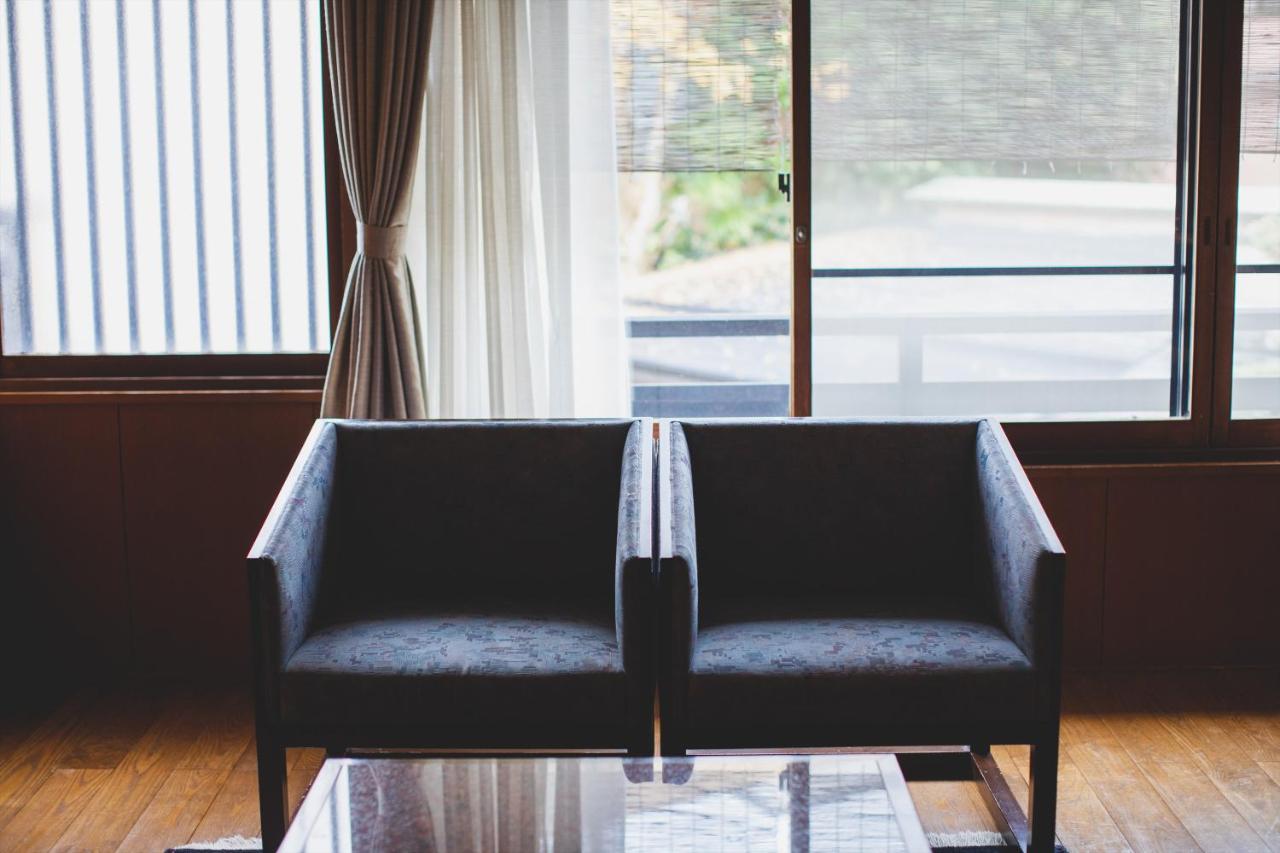 Arima Onsen Tocen Goshobo Hotel Kobe Ngoại thất bức ảnh A pair of armchairs