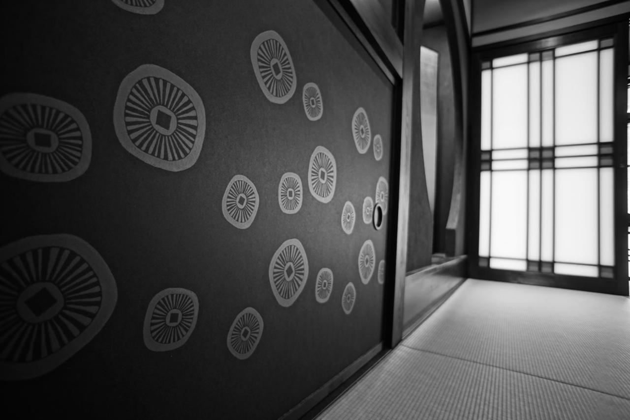 Arima Onsen Tocen Goshobo Hotel Kobe Ngoại thất bức ảnh A sliding door in a traditional Japanese house