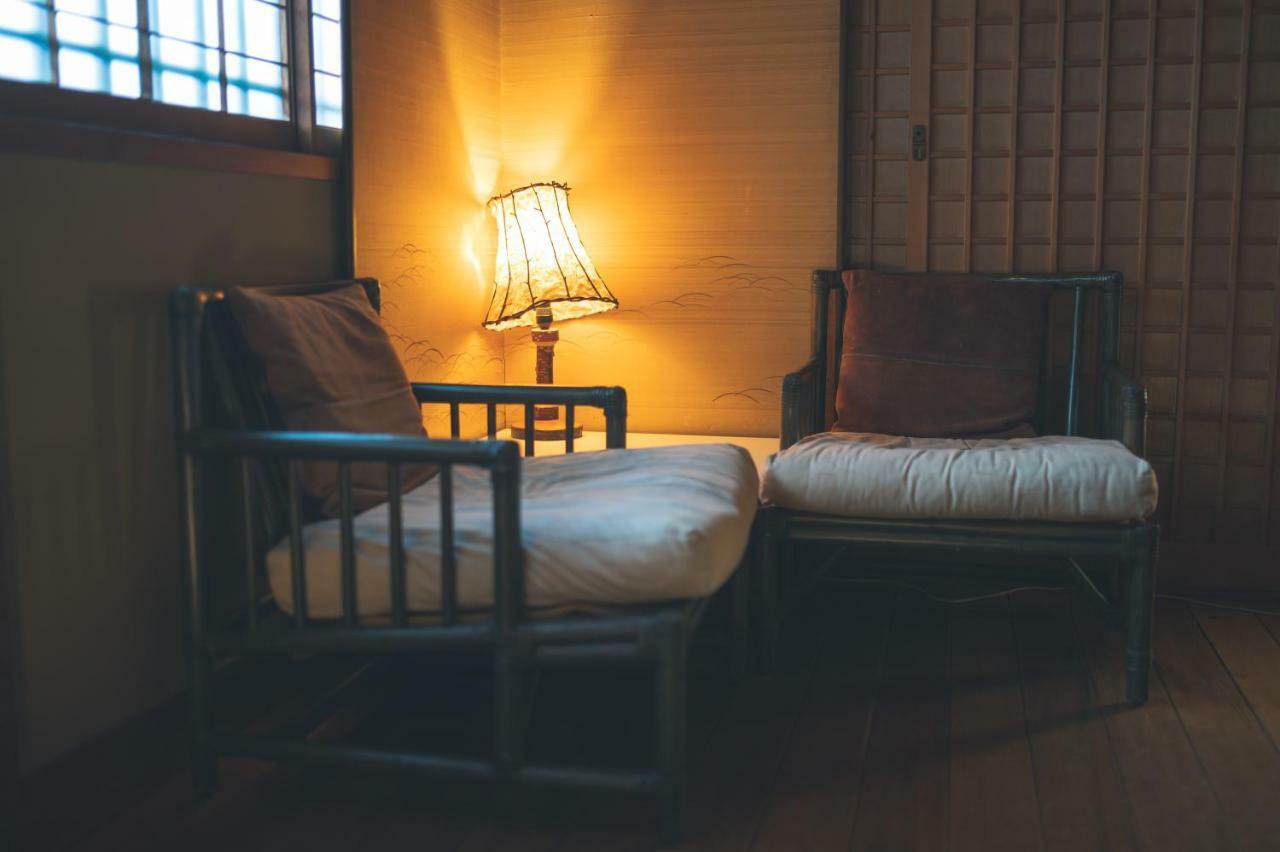 Arima Onsen Tocen Goshobo Hotel Kobe Ngoại thất bức ảnh A traditional Japanese room with a lamp